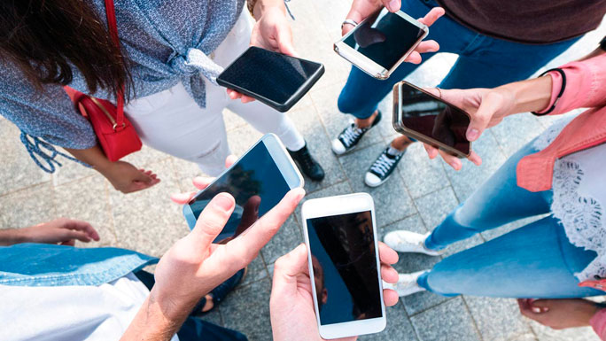 personas-con-celulares-redes-viral-masivo