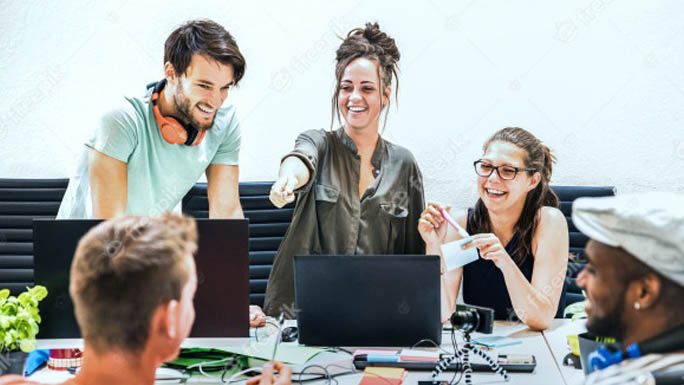 empleados-jovenes equipo reunion trabajo feliz