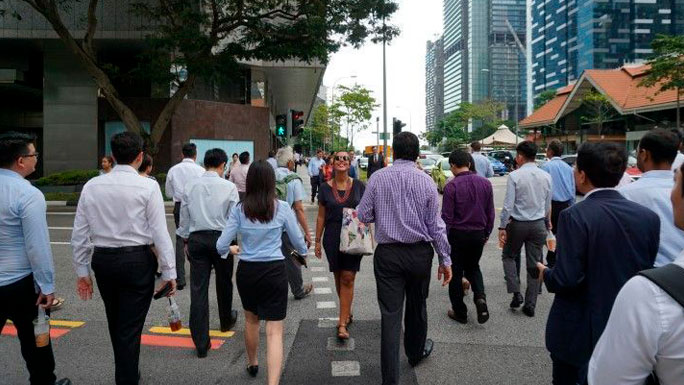 gente-calles-singapur-trabajo-cortesia-randomtrip