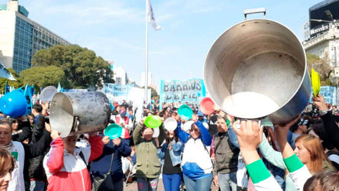 panazo-y-ollas-vacias-protestas-argentina-subida-de-sueldos
